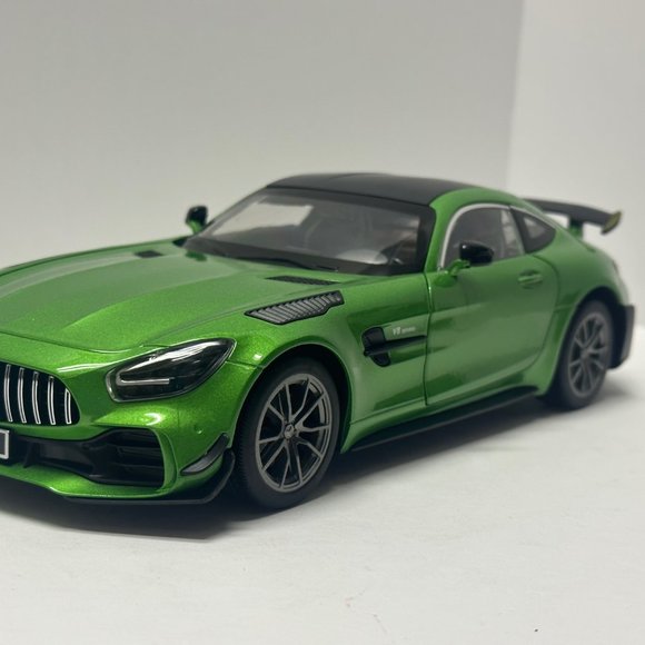 1:18 Mercedes-Benz GT-R Diecast Green Metal with LED lights - Picture 3 of 12
